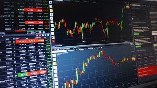 e学网Python数据分析入门课程封面，代码编辑器界面与数据可视化图表并排展示